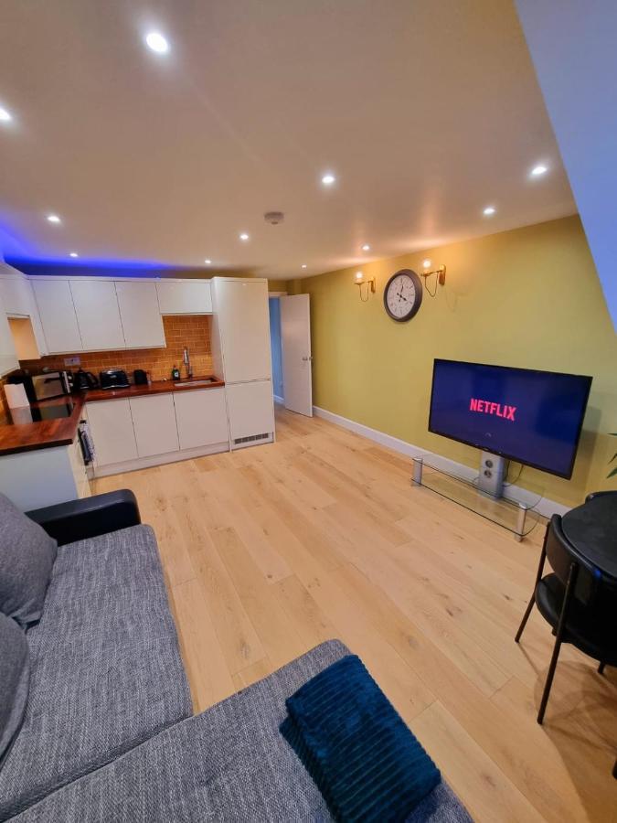 Stylish London Apartment With Terrace & Parking Екстер'єр фото