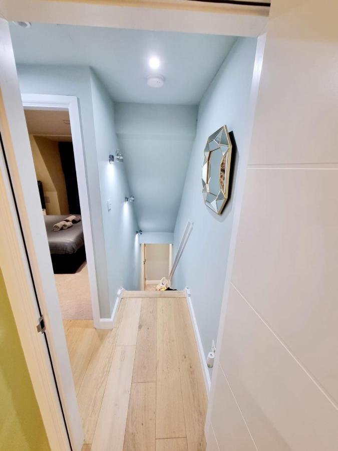 Stylish London Apartment With Terrace & Parking Екстер'єр фото