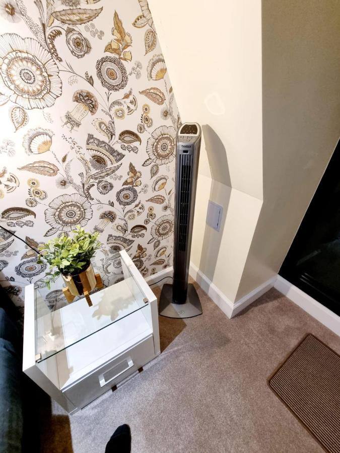 Stylish London Apartment With Terrace & Parking Екстер'єр фото